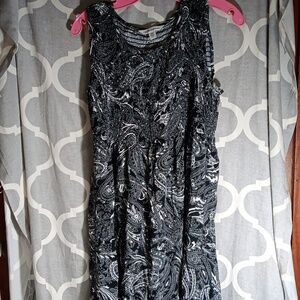 Croft and Barrow woman's sleeveless midi dress. Black & white paisley size PM